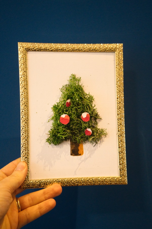 kerst mosschilderij kerstboom met kerstballen